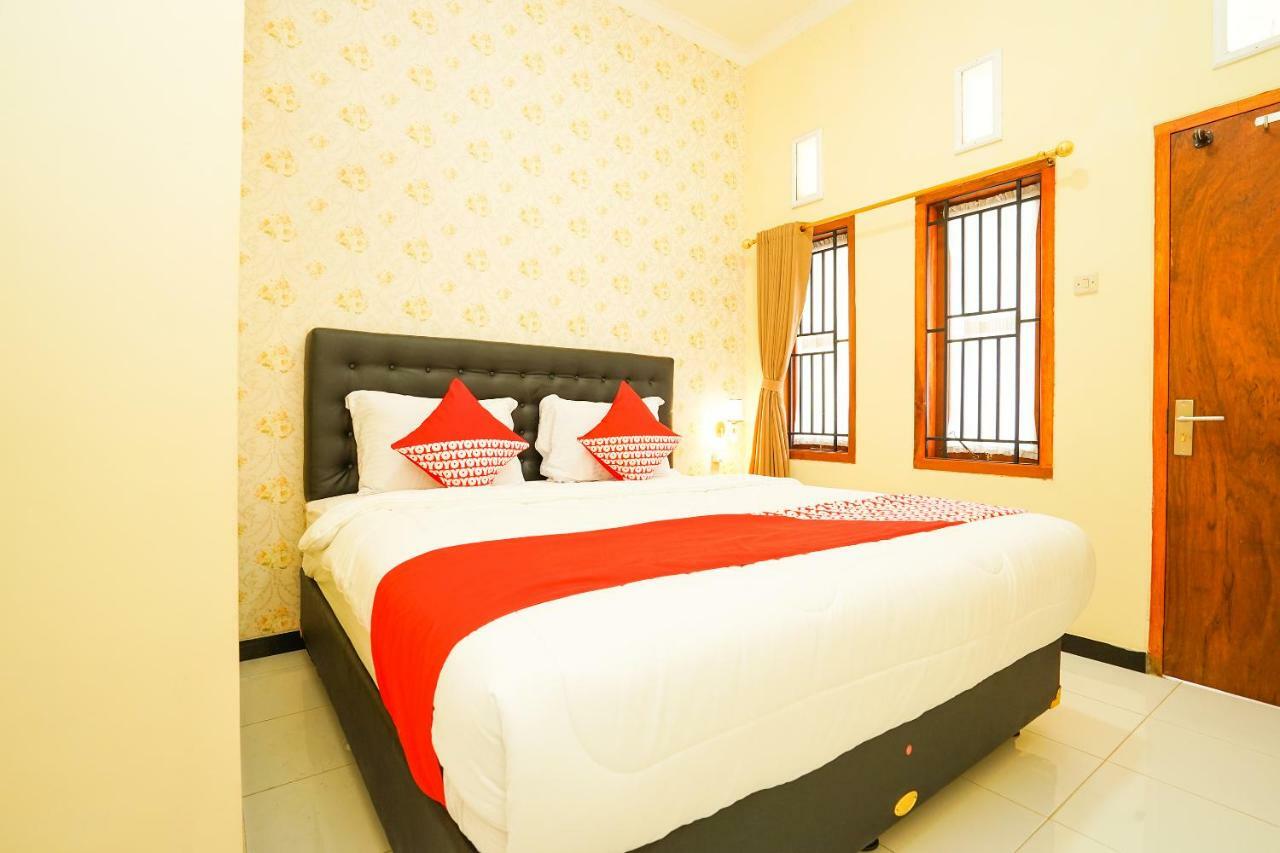 Oyo 522 Majapahit Homestay Syariah 2 バニュワンギ エクステリア 写真